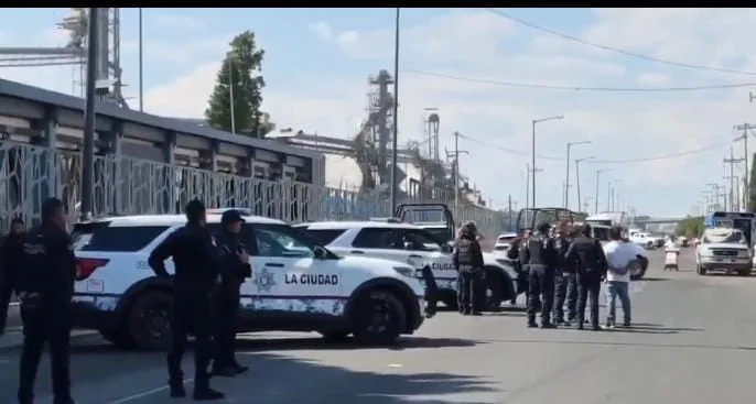 Riña dentro del Mercado Hidalgo termina a balazos; hay dos lesionados