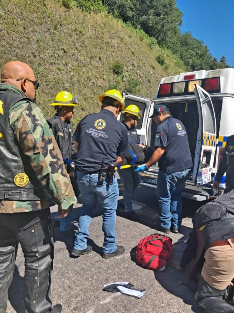 ​Tres lesionados tras accidente de motocicleta en la autopista México–Tuxpan, a la altura de Huauchinango
