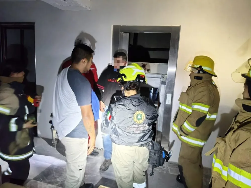 ​Rescatan a dos personas atrapadas en un elevador del Centro Histórico de Puebla