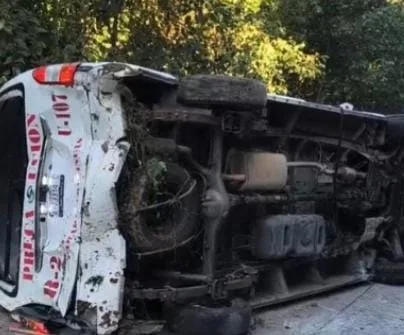 Volcadura de combi en Teziutlán deja 15 personas lesionadas