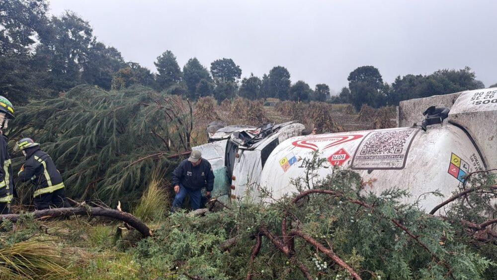 Atienden volcadura de pipa de gas en Acajete; saldo blanco