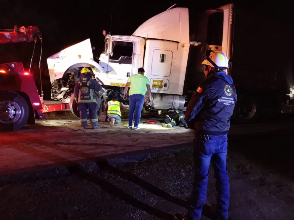 Protección Civil atiende choque entre tractocamión y autobús en la carretera Acatzingo–San Salvador el Seco