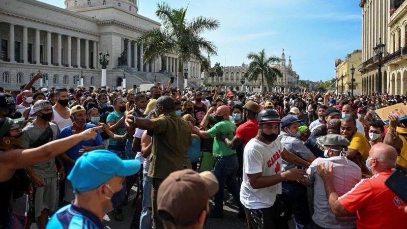 Cientos de Cubanos toman las calles de La Habana al grito de “patria y vida”