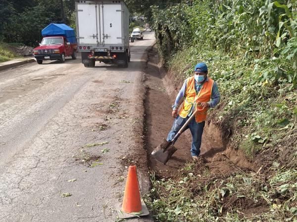 Realiza Infraestructura deshierbe y desazolve de cunetas en carretera Acuaco-Huehuetla