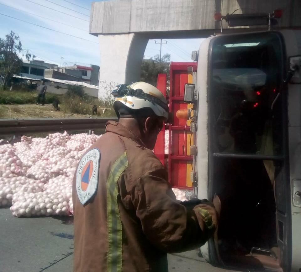 Camión que transportaba cebollas vuelca en la México-Puebla