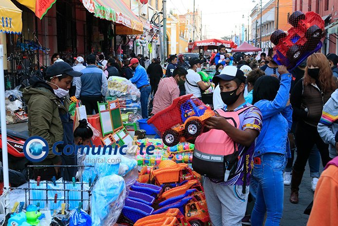 Claudia Rivera solapa a 3 mil ambulantes en Día de Reyes, pese a 6 mil muertos por Covid-19