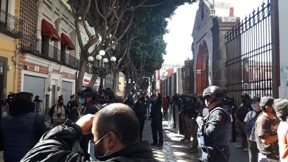 Ambulantes se resisten a retirarse de calles del Centro de Puebla, pese a decreto y multas de 10 mil pesos