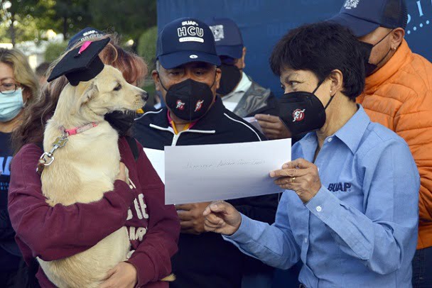 La BUAP festejó a los papás universitarios con una caminata perruna