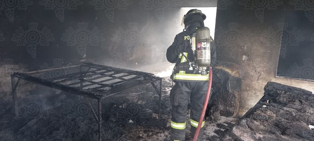Se registra fuerte incendio en un taller de colchones en Amozoc