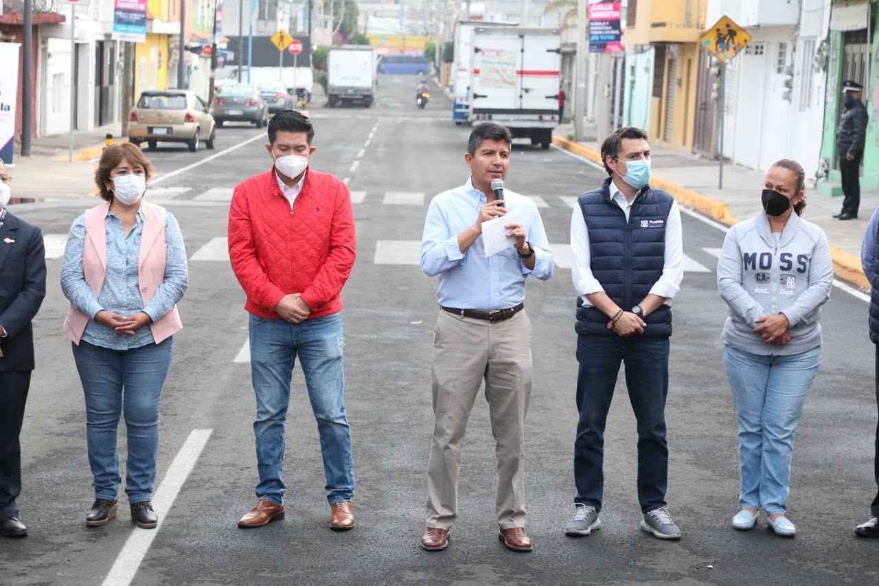 Eduardo Rivera inaugura la pavimentación de la calle 55 Sur en Puebla