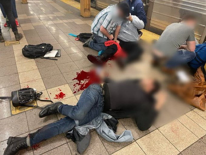 Un tiroteo en el metro de Nueva York deja 13 heridos