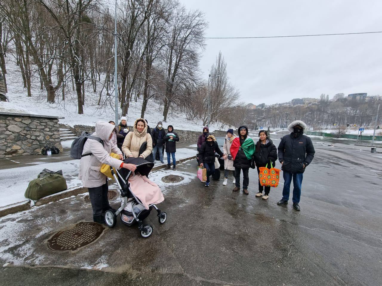 Familias mexicanas logran salir de Kiev, Ucrania, rumbo a Rumania: Ebrard