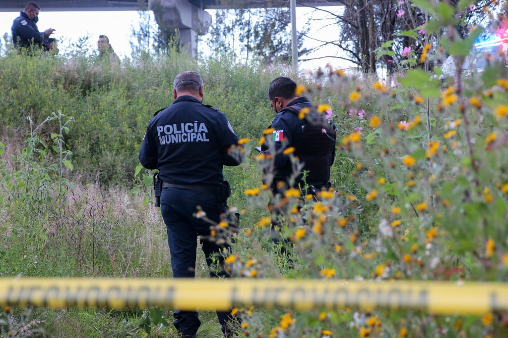 Hallan cuerpo de mujer en puente peatonal de Puebla; investigan posible feminicidio