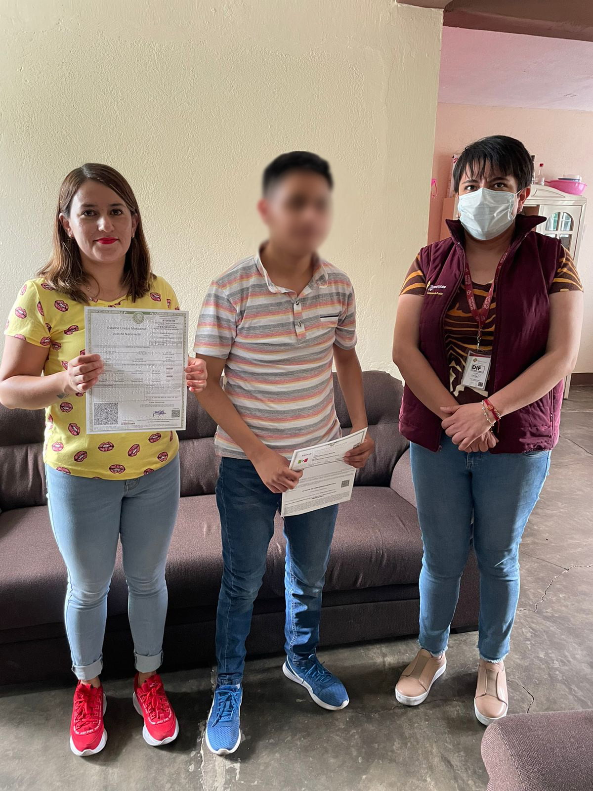SEDIF entrega CURP y acta de nacimiento en Braille a adolescente de Teziutlán