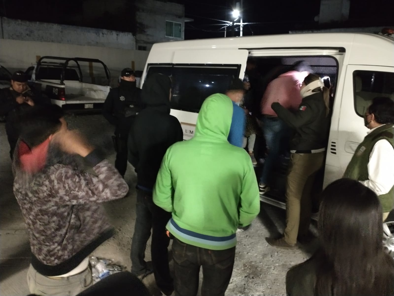 Rescata INM a 102 personas migrantes en Acajete Puebla