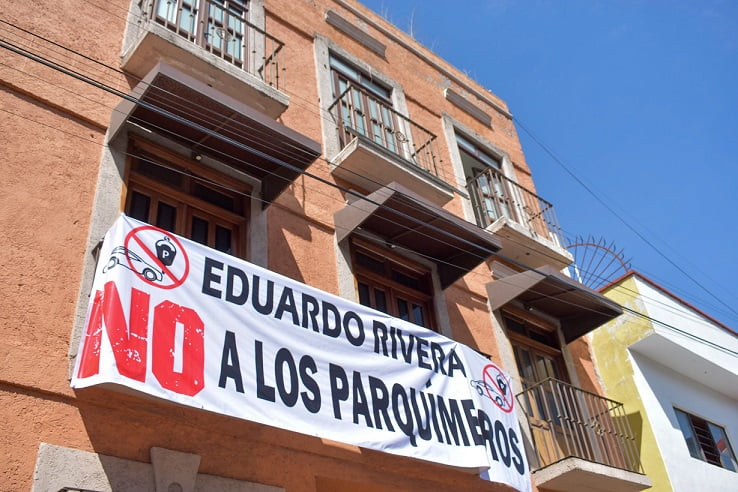 Dueños de negocios evaden el uso de parquímetros en Centro de Puebla