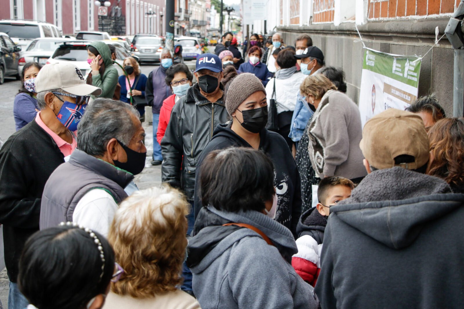 Larga fila de adultos mayores en Palacio Federal para el cobro de pensiones a Adultos Mayores