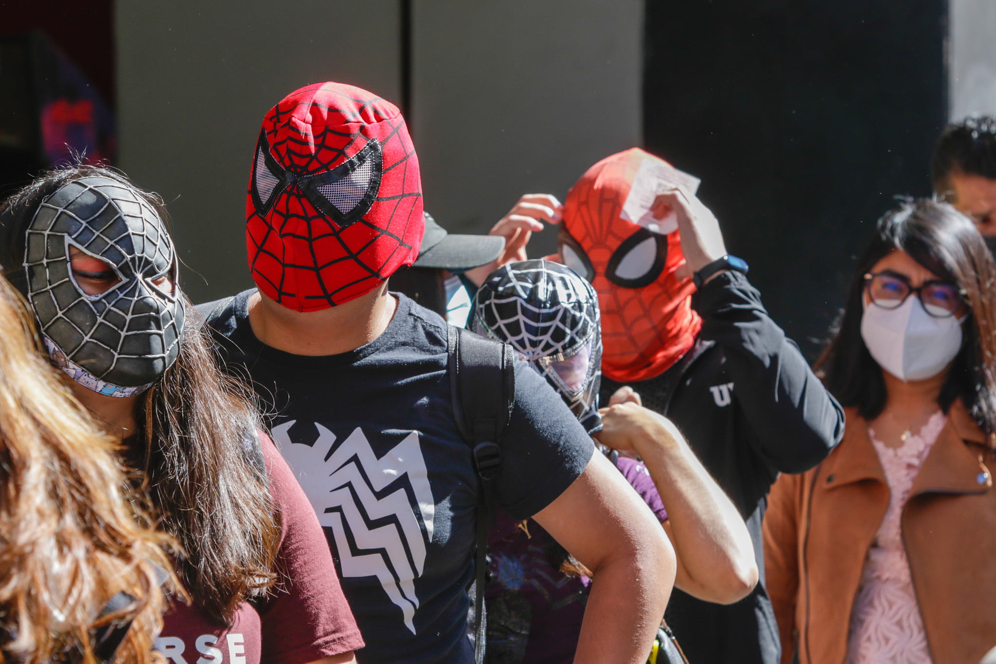 Fanáticos acuden disfrazados a estreno de Spider-man ” No Way Home”