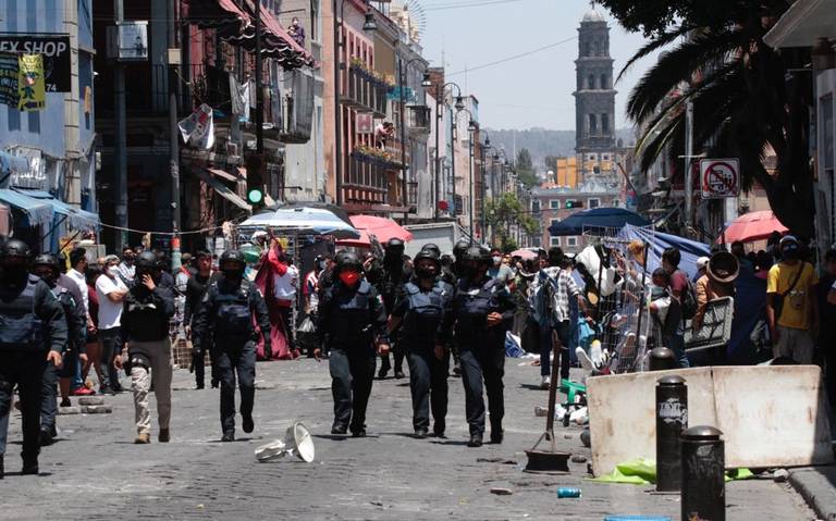 Con machetes y palos, ambulantes protagonizan riña en Centro de Puebla por disputa de calles