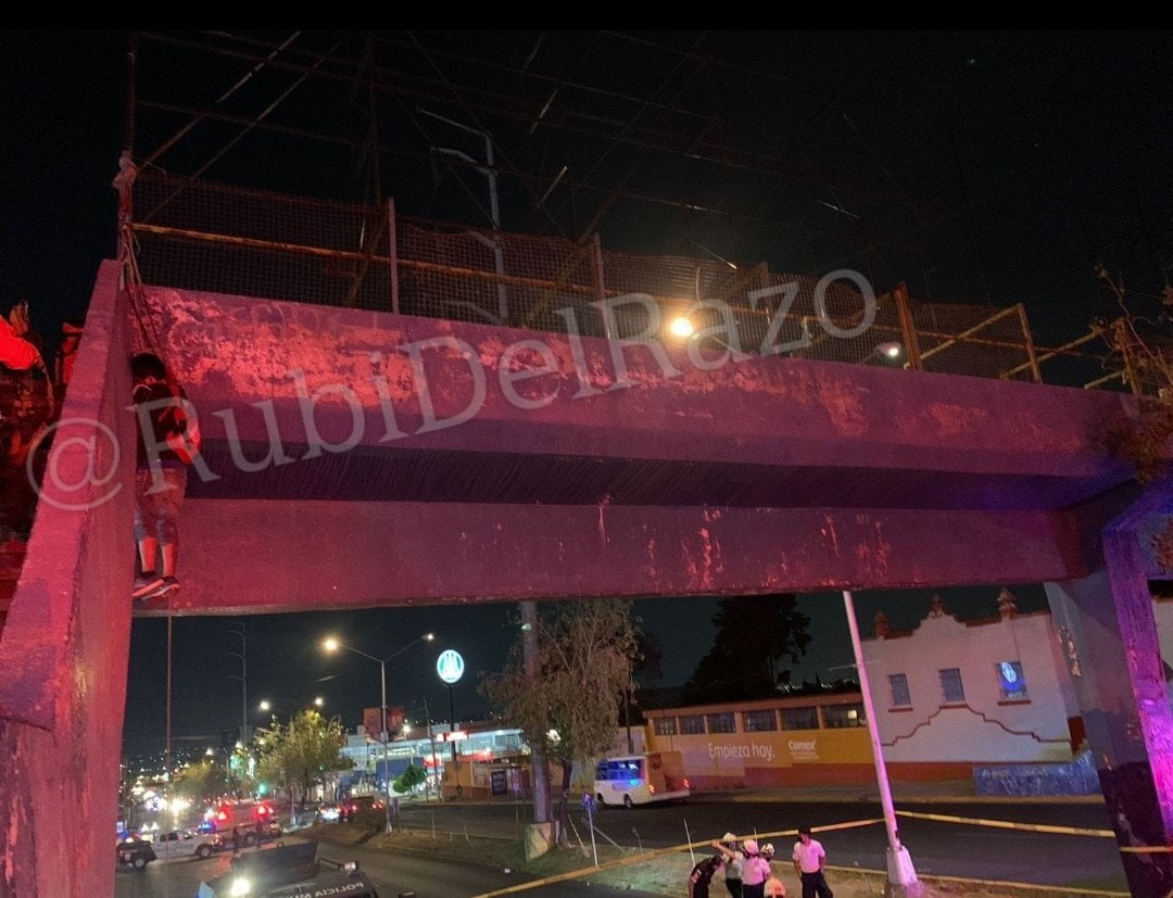 Joven se suicida colgándose de puente de la Reforma, en Puebla