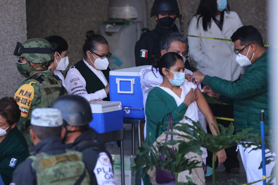 Vacunados más de 8 mil médicos en Puebla contra Covid-19