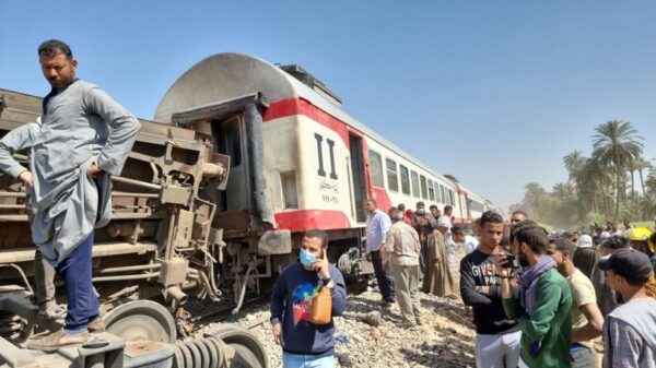 Mueren 32 personas y 66 están heridas en choque de trenes de Egipto