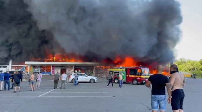 Ataque con misil a centro comercial deja 10 muertos y 40 heridos en Ucrania