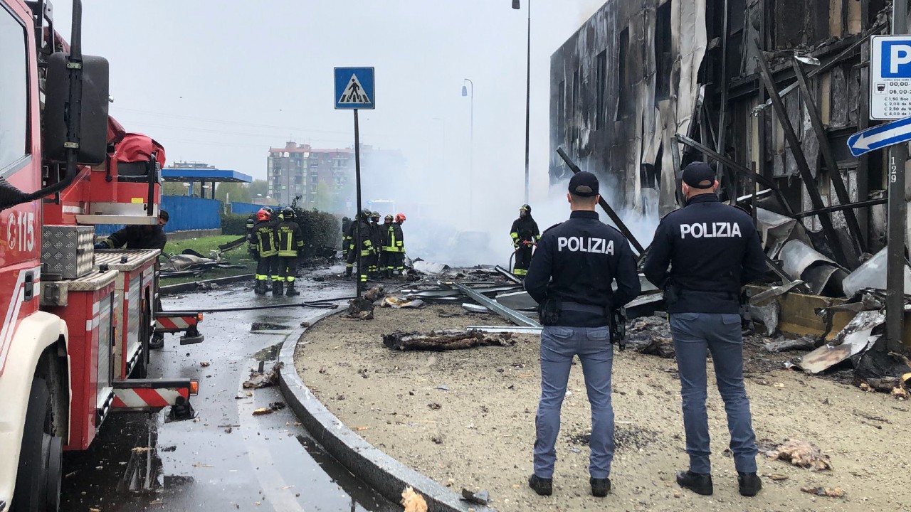 Avioneta se estrella con edificio en Italia; hay 8 muertos