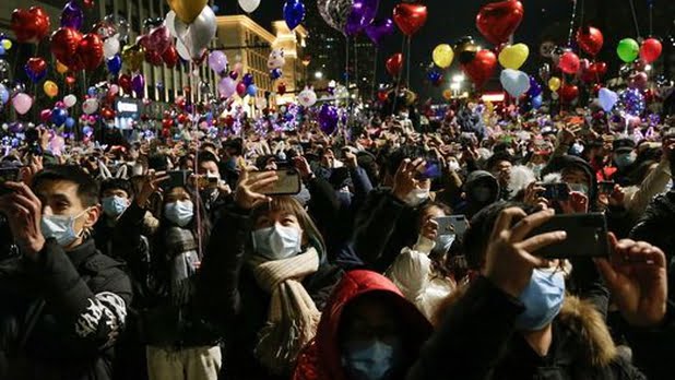 Wuhan, ciudad donde se originó covid reciben el Año Nuevo sin sana distancia
