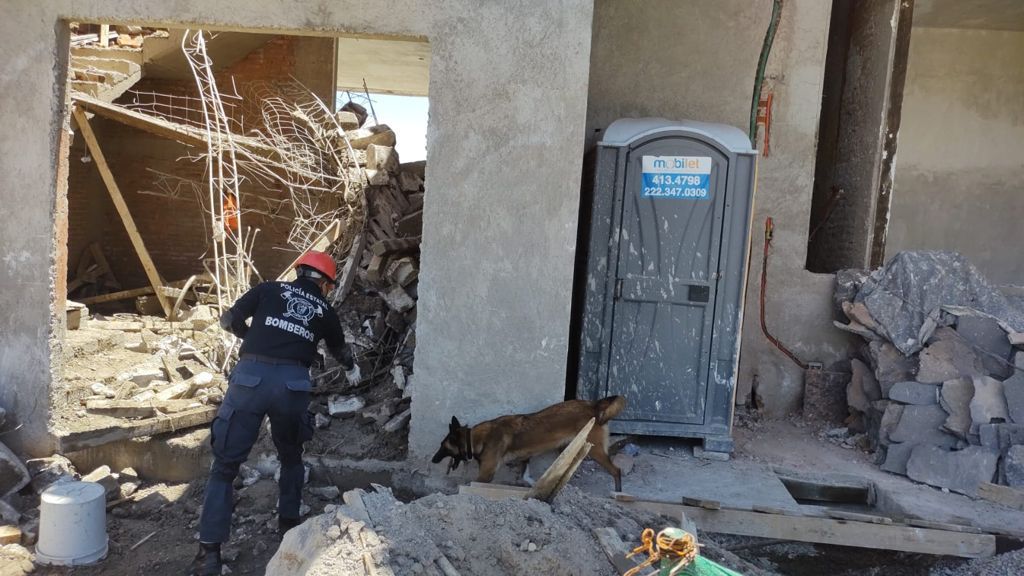 Rescatan a tres personas en derrumbe de construcción en Lomas de Angelópolis.