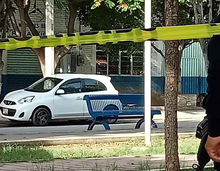 Hallan un hombre baleado y muerto dentro de un auto en Tehuacán