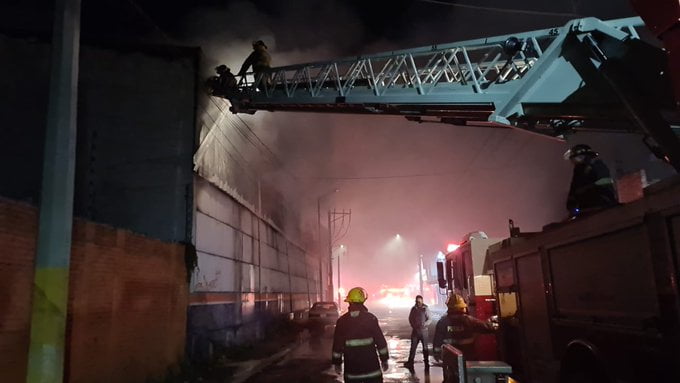 Se Incendia bodega de productos alimenticios frente a CAPU