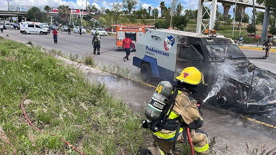 Camioneta de valores se incendia en la Vía Atlixcáyotl