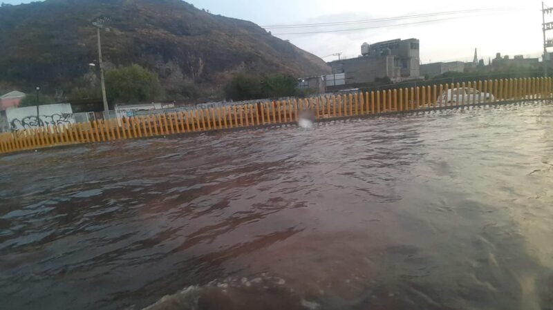 Se registra caos vial en la México-Puebla tras cierre por inundaciones