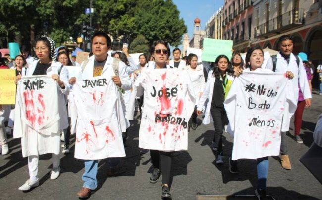 Familiares claman justicia para estudiantes de medicina asesinados