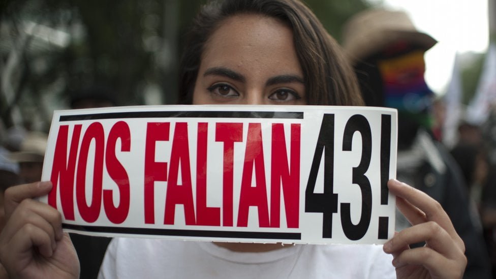Familiares de los 43 desaparecidos de Ayotzinapa protestan en la Basílica de Guadalupe