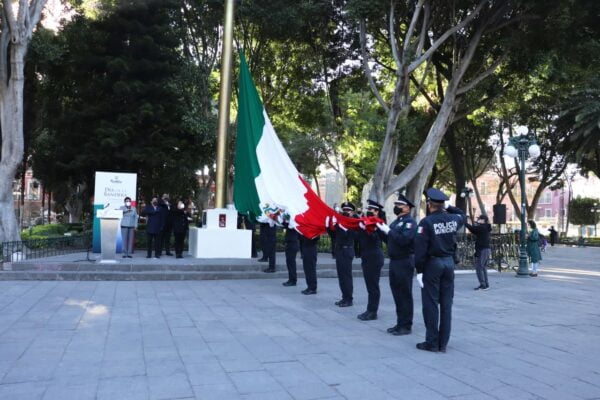 Conmemora Ayuntamiento de Puebla Día de la Bandera con acto cívico en el Zócalo