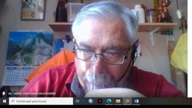 Alumnos viralizan historia de profesor que daba clases con oxígeno en mano
