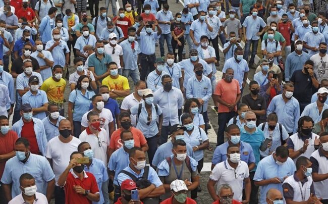 Miles de trabajadores protestan contra cierre de fábricas de Ford en Brasil