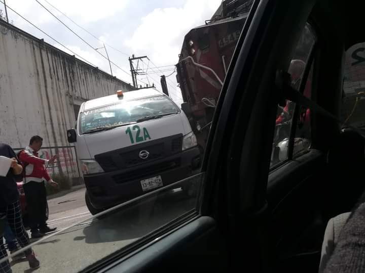Tren arrastra a unidad de transporte público en San Pablo Xochimehuacan