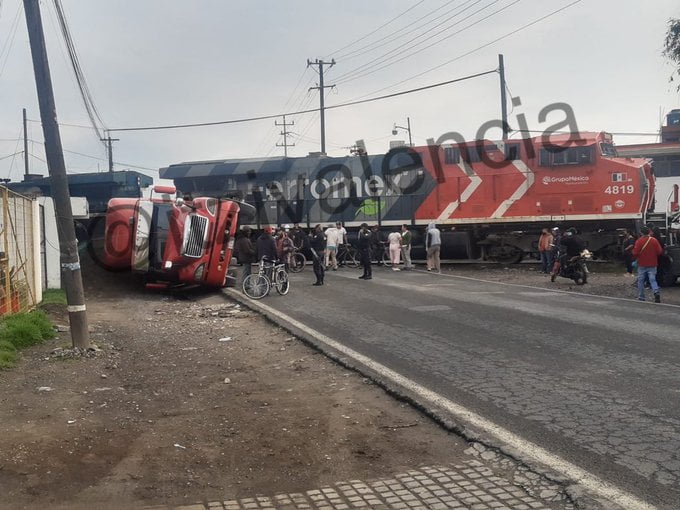 Tren choca contra un tráiler en carretera federal a Teziutlán altura de Amozoc