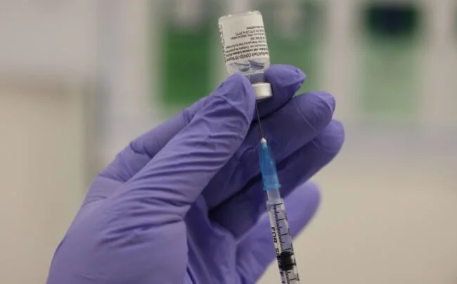 Vacuna contra COVID de Pfizer sería eficaz en nueva cepa, asegura la Unión Europea